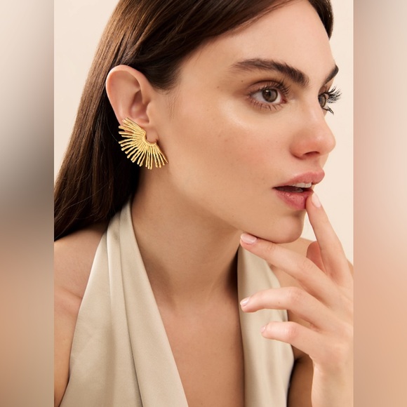 Elegant Gold Sunburst Earrings - Picture 3 of 5